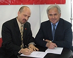 2007BWCOfficialsigningWoodGogolev_small.jpg