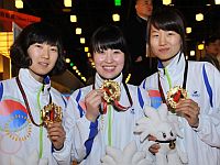 2009EAGWomenTriosGoldJeonEunHeeHwangSunOkSonYunHee.jpg