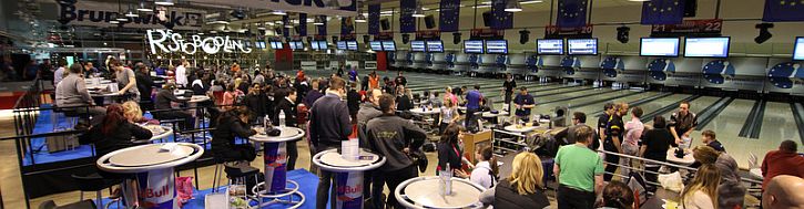 2011EBT04PlazaBowlingduringQualifying2.jpg