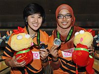 2013AYCGirlsDoublesGoldFatenNajihahVictoriaChin.jpg