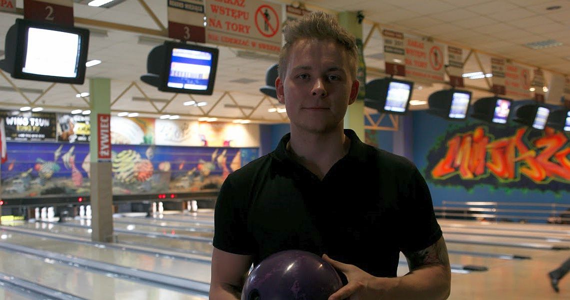 Anton Elofsson continues to lead as qualifying reaches halfway point