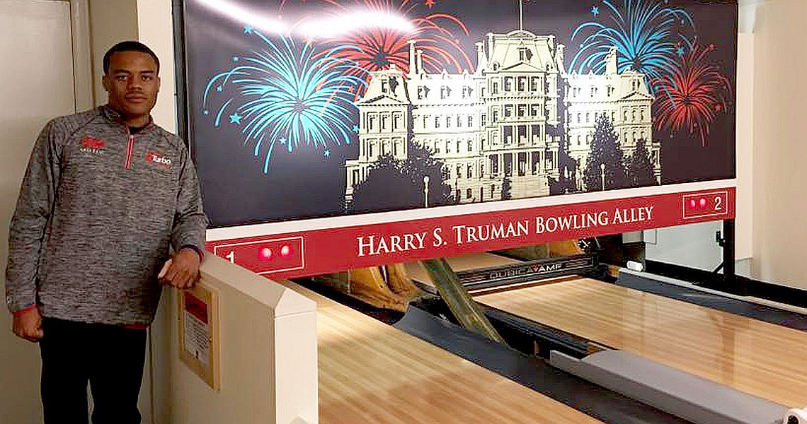 PBA World Champion Gary Faulkner Jr. visits White House Lanes
